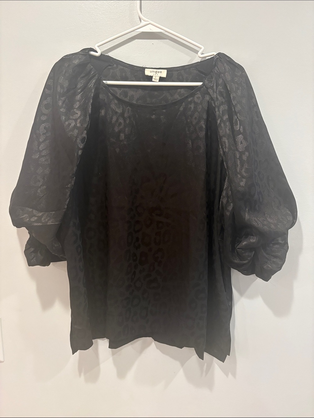Umgee Black Leopard-Texture Puff Sleeve Top ptp 22 length 27